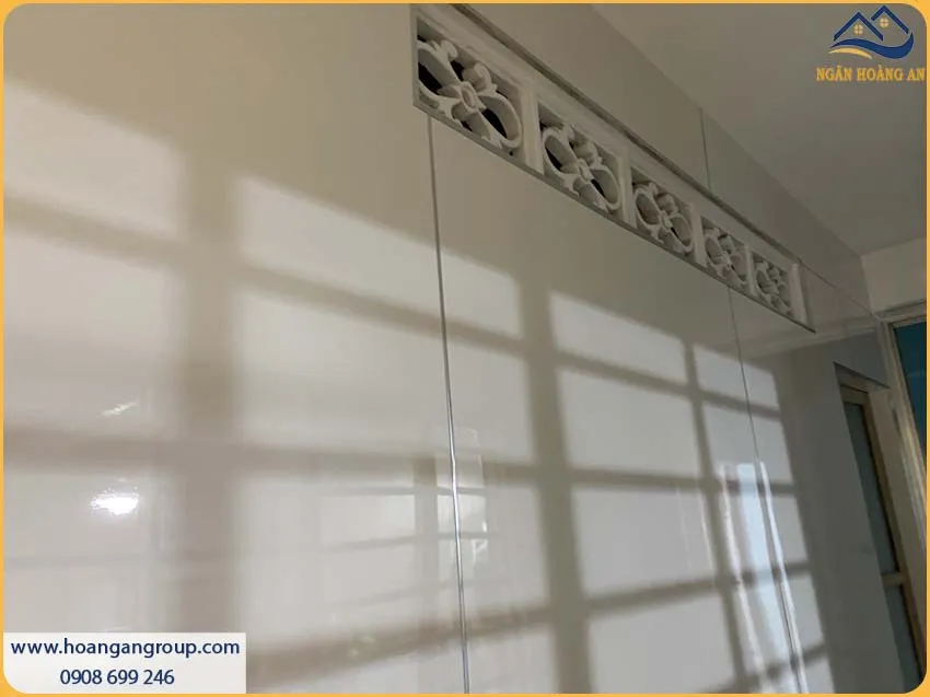 Tường Nhà Được Ốp Bởi Tấm PVC Nhựa Trắng Trơn Kosmos Độc Đáo